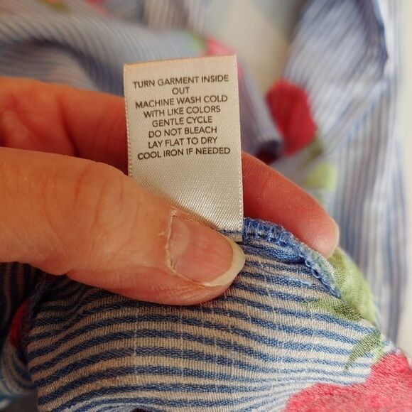 Classic blue pinstripe top with rose pattern - Picture 10 of 10